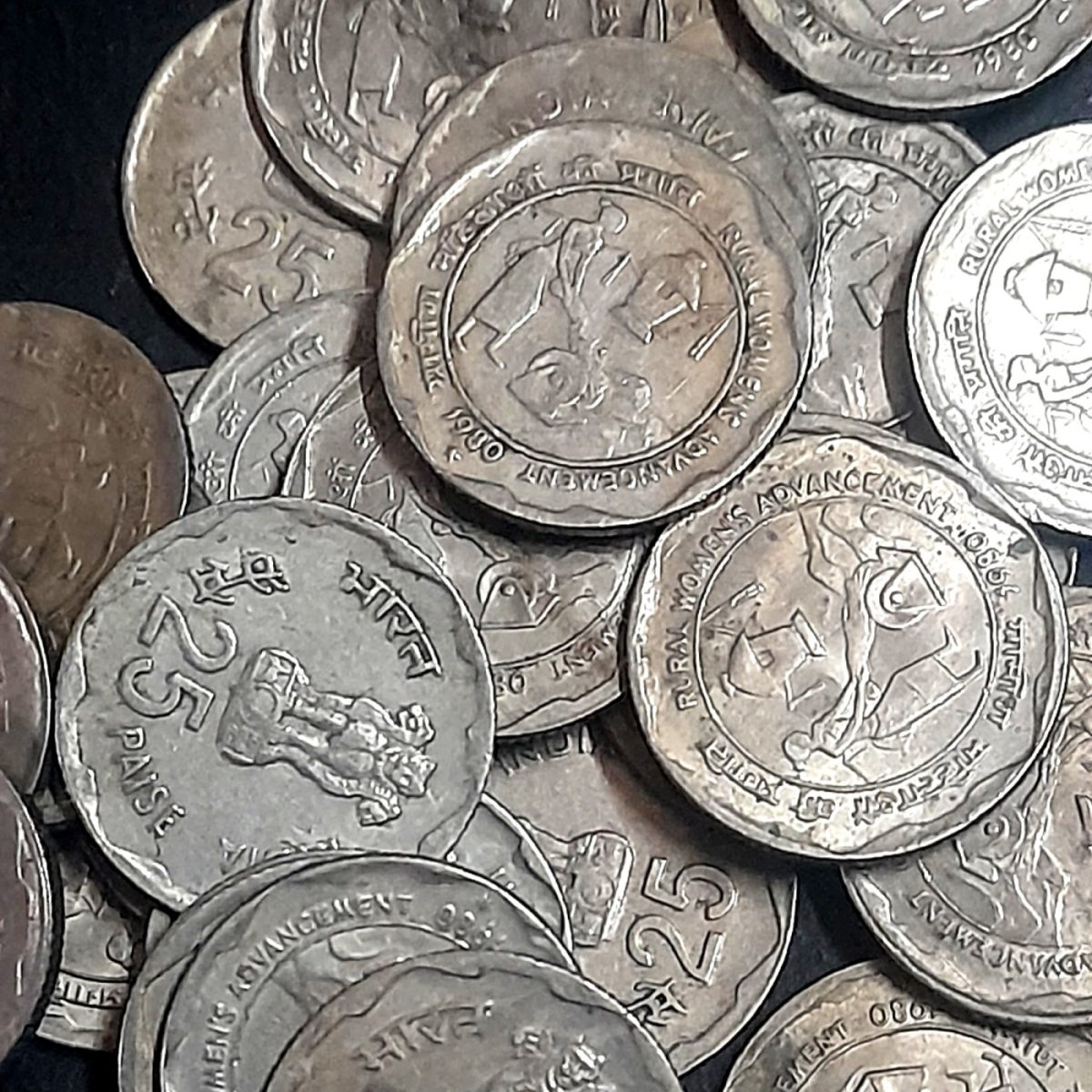 25 paise Rural Women's Advancement 1980 Scare Coin fine or Xf Condition 100 Pcs Given