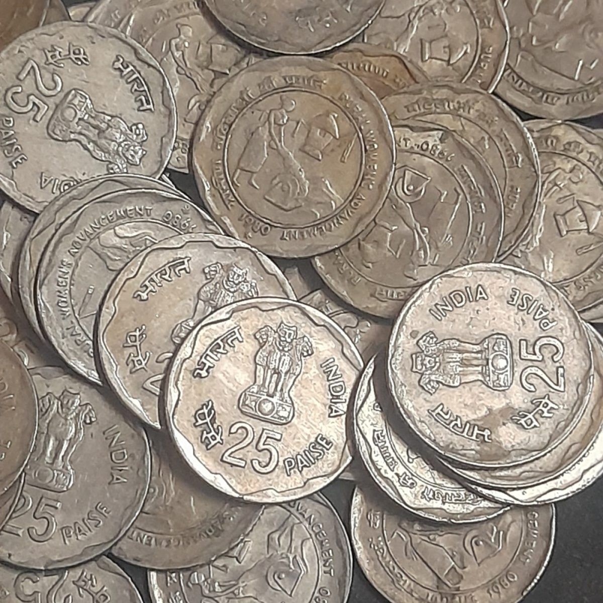 25 paise Rural Women's Advancement 1980 Scare Coin fine or Xf Condition 100 Pcs Given - Image 2