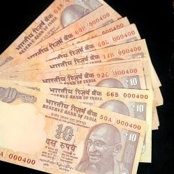 Alternative view of Ten Rs Old Notes Same Semi Numbers All Notes 000400 Total 20 Notes Given Raghuram Rajan Governor Gem Unc Condition B7