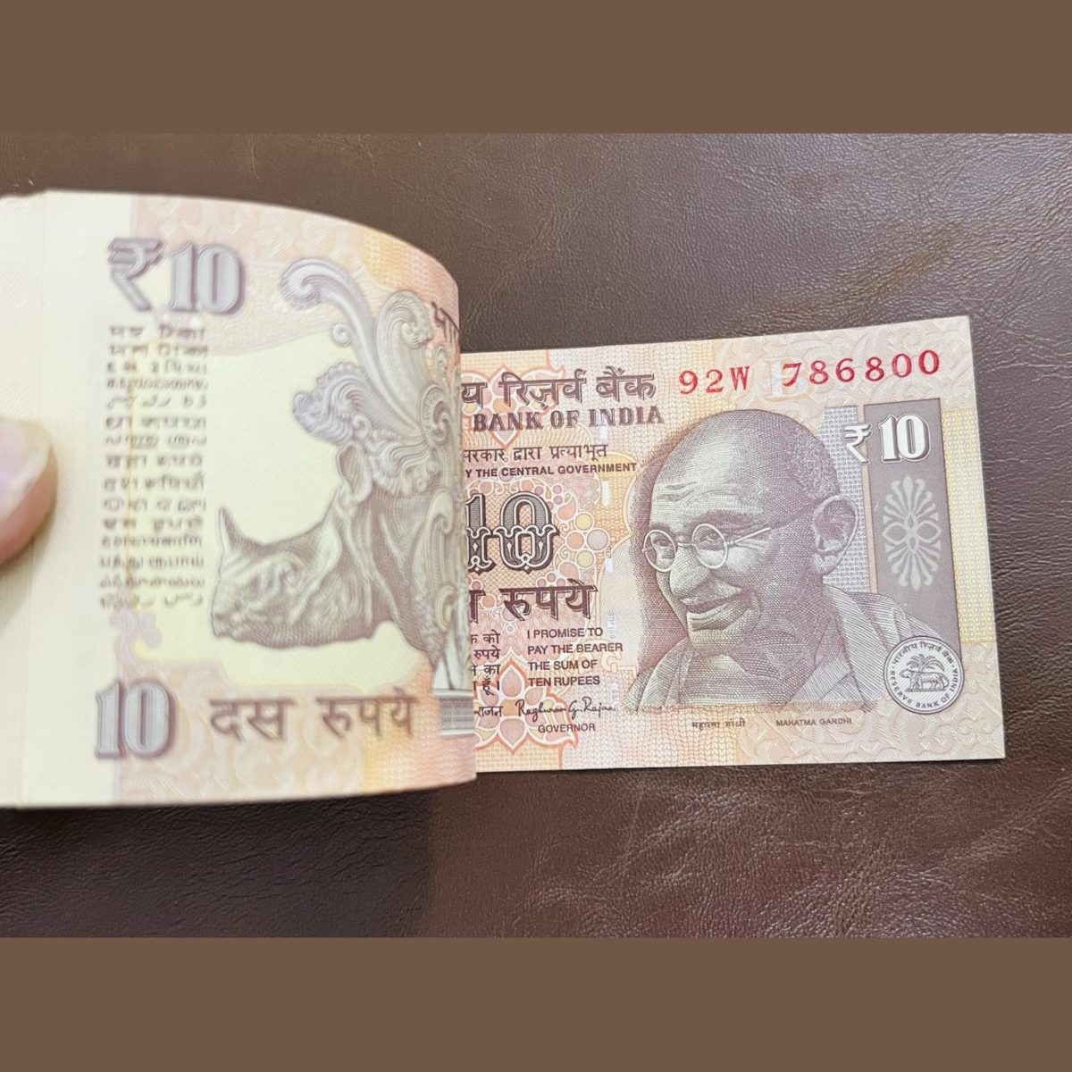 Extremely Rare prefix 10rs serial bundle 92W 786701 included 786786 with B inset. year 2016. Sku342 - Image 3