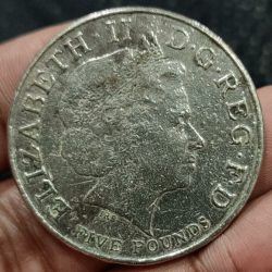 Alternative view of England 🇬🇧 5 Pound 2002 (1926 Vivat Regina 2006) big size Coin " Weight 28:28 Gram. Diameter 38.61 # sku 540