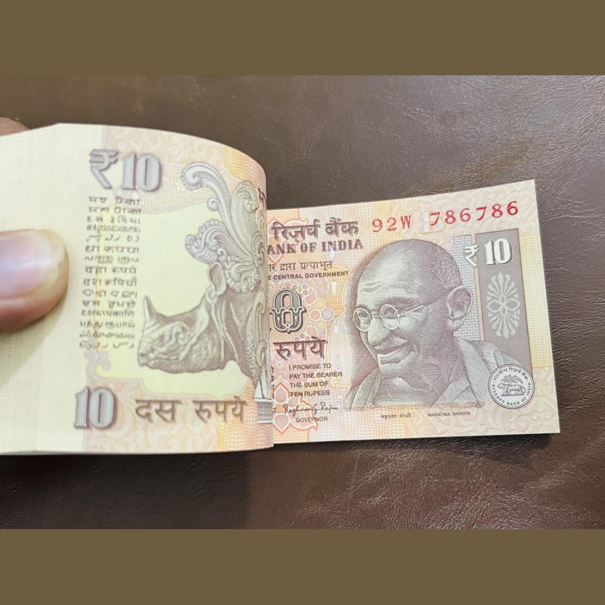 Extremely Rare prefix 10rs serial bundle 92W 786701 included 786786 with B inset. year 2016. Sku342