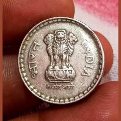 Alternative view of 5 Rupees Cu/Ni Year 1995 Major DIE CUD or EXTRA METAL Error **RARE Seen** Collectable Grade.