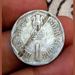 Alternative view of One Rupee Cu/Ni COMMEMORATIVE Issue Year 1986 SMALL FARMERS with LAMINATION Error **RARE in this Series** Collectable Grade.