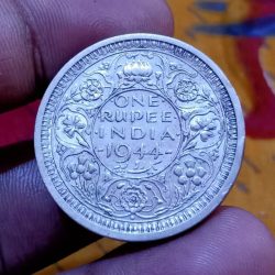 British India Silver Rupee Year 1944 King GEORGE-VI in Collectable Grade.
