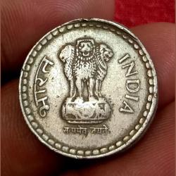 Alternative view of 5 Rupees Cu/Ni 1995 PARTIAL BROCKAGE/LAKHI Error in Collectable Grade.