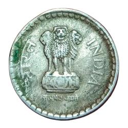 Alternative view of 5 Rupees Cu/Ni Year 2000 VERTICAL INDENT Error in Collectable Grade.