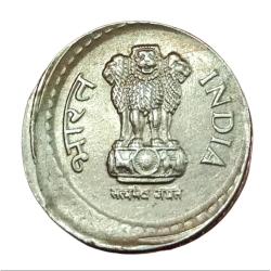 Alternative view of 5 Rupees Cu/Ni Year 2003 Hyderabad Mint OFF CENTER Error in UNC Grade.