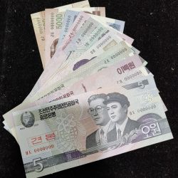 Alternative view of North koriya spiceman note 10 pcs set all note numerous 000000 unc condition