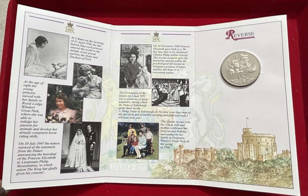 England 5 £ Proof set 70th Birthday Elizabeth Mint pack set Gem unc condition - Image 3