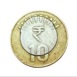 Alternative view of 10 Rupees 2013 MISALIGNED INNER DISC OFF CENTER "MAD SHIFT" Error **RARE** Collectable Grade.