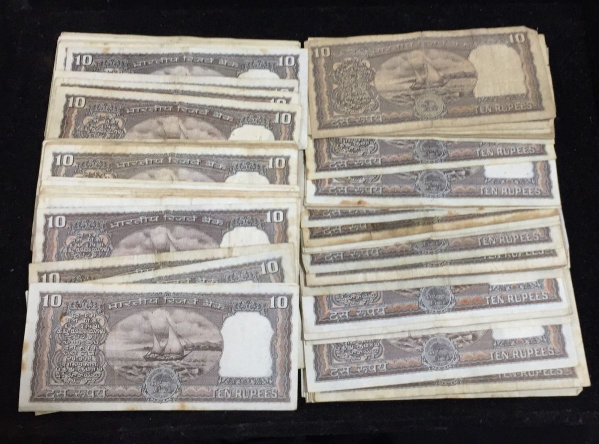 10 RUPEES OLD ISSUE BLACK BOARD GOVERNOR R.N.MALHOTRA (100 PCS LOTT) #23 - Image 2