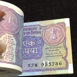 Alternative view of 1 Rupees 1992 governor Montek Singh Ahluwalia Fancy Number Ending 786 UNC Serial Rare Packet