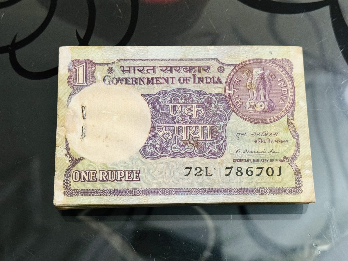 Extremely Rare issue 1rs Bundle with number 786 786 signed by narsimha - Image 2