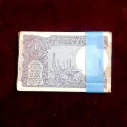 Alternative view of One Rs Small Coin Pkt Finance Minister S.Venketraman 1986 Year 730401