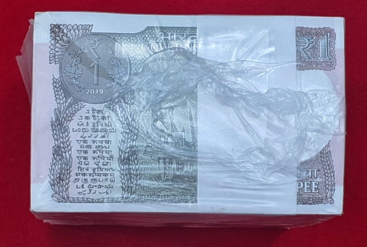 One rupee RIM A-64 SUBHASH CHANDRA GARG. YEAR 2019 SERIAL NO.221001 - Image 2