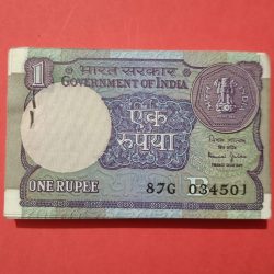 One Rupee Old Bundle Signed by Bimal Jalan 100 Serial Note Packet with Ladder Number. GEM UNC Bundle No Stain, No Pen Mark, No Rusty Pin.