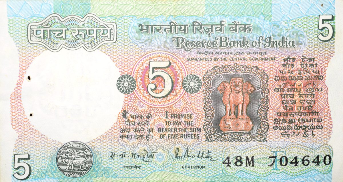 5 Rupees of Republic India (AD 1985-1990) with Farmer ploughing with a tractor while sun is rising - R.N. Malhotra Signature - Image 2