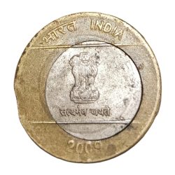 Alternative view of 10 Rupees Old 1st Issue Year 2009 INNER DISC OFF CENTER with CLIP Error **SCARE** Collectable Grade.