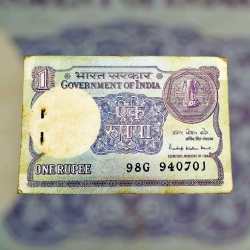 Re 1 India Banknote Serial Bundle Signed By Pratap Kishan Kaul Inset 1985 Small Coin Issue with 786 Serial Inside Unique and Rare