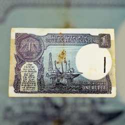 Alternative view of Re 1 India Banknote Serial Bundle Signed By Pratap Kishan Kaul Inset 1985 Small Coin Issue with 786 Serial Inside Unique and Rare