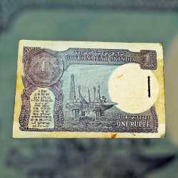 Alternative view of Re 1 India Banknote Serial Bundle Signed By Pratap Kishan Kaul Inset 1984 Small Coin Issue with 786 Serial Inside Unique and Rare