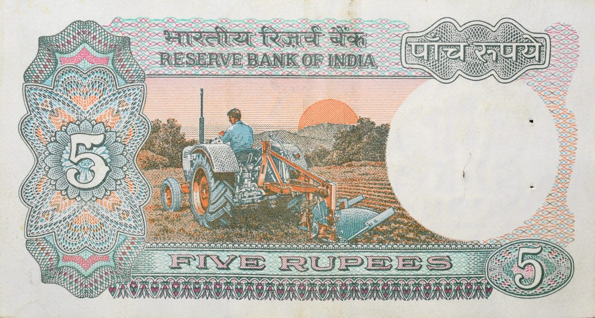 5 Rupees of Republic India (AD 1985-1990) with Farmer ploughing with a tractor while sun is rising - R.N. Malhotra Signature - Image 2