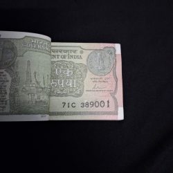 Alternative view of ONE RUPEE BUNDLE ONE NOTE ERROR SERIAL NO. SHIFTED SERIAL NO. 389001
