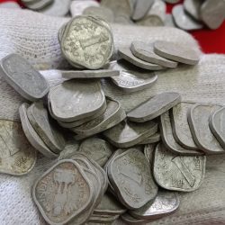 Alternative view of Oen Paise Aluminium Coins Mix Years Mix Mints Include Hyderabad Scare Year also 100 Pcs Given