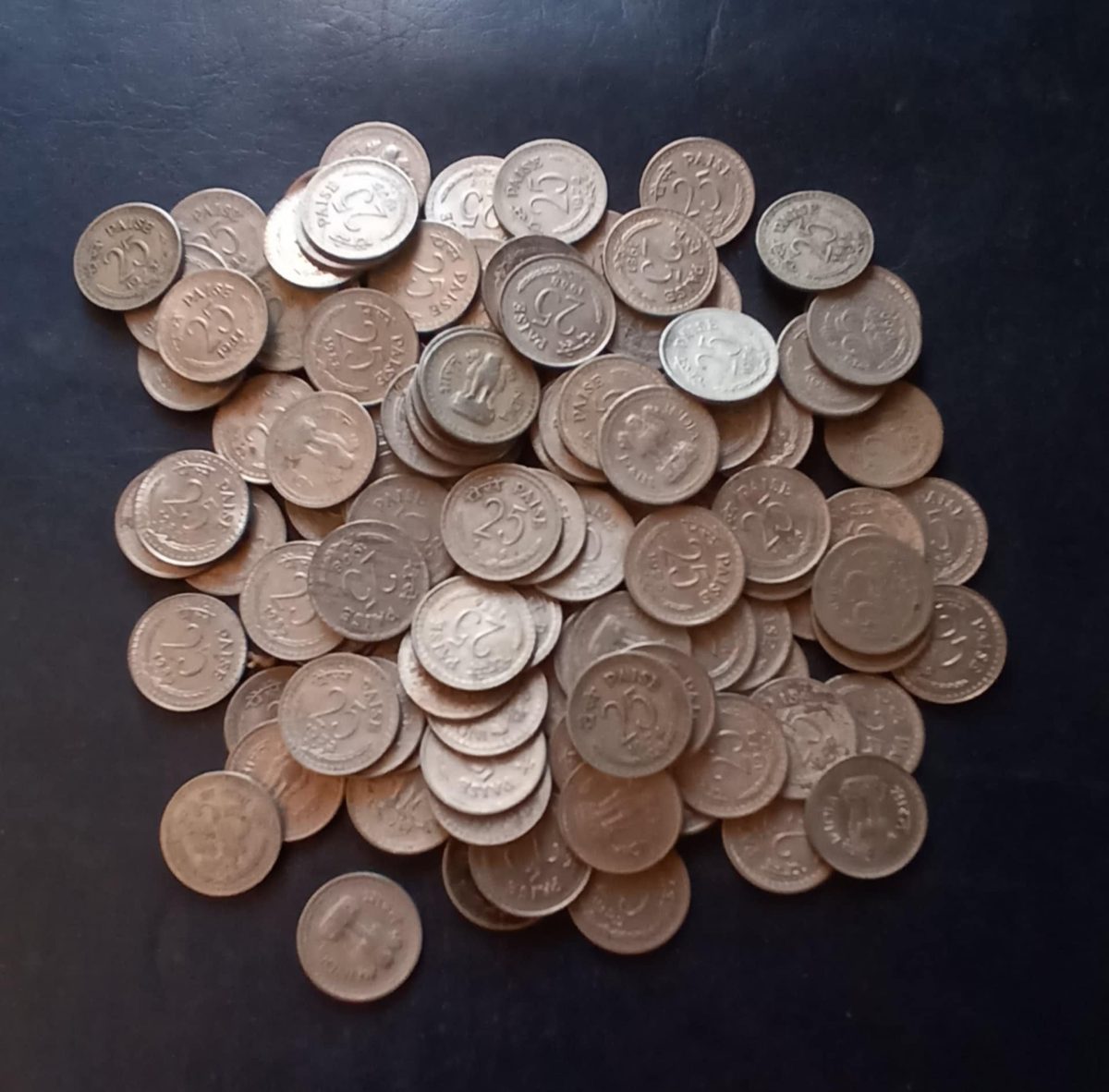 India Denomination 25 paise Mix date Mix mint 100 piece given - Image 2