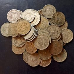 India Denomination 1₹ 6 gm 1860 ₹ 100 coin Mix date
