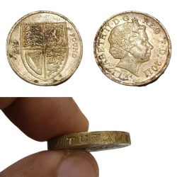 GREAT BRITAIN Ni/Brs ONE POUND Year 2011 Queen ELIZABETH-II Collectable Grade.