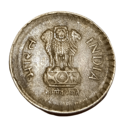 Alternative view of 5 Rupees Cu/Ni Year 2003 BROAD STRUCK "Bigger Size" Error **SCARE** Collectable Grade.