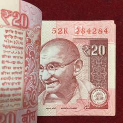 Alternative view of 20 RUPEES OLD ISSUE 99 NOTE PACKET GOVERNOR RAGHU RAM RAJAN FIRST NOTE MISSING WITH FANCY NUMBER 284284