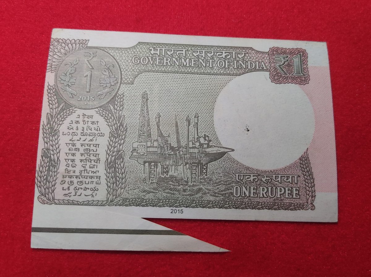 ERROR ONE RUPEE Note CUTTING AND EXTRA PAPER WITH FENCY SERIEL NUMBER 003000 - Image 2