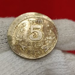 Alternative view of Five Rs Brass Shifting Error Coin 2010 Year Hyderabad Mint RBI Mistake