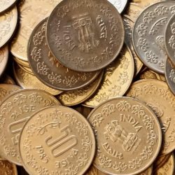 India Denominaton 50 Paisa Metal coper nickel Mix date mix mint Unc condition 50 piece given Same and similar piece is available