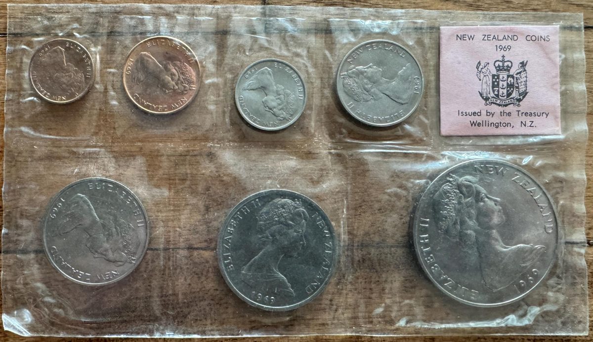 New Zealand, Souvenir Coin Set, 1969, 200th anniversary of Lt. James Cook's Voyage, 7 coin Mint set, Folder packing. - Image 3