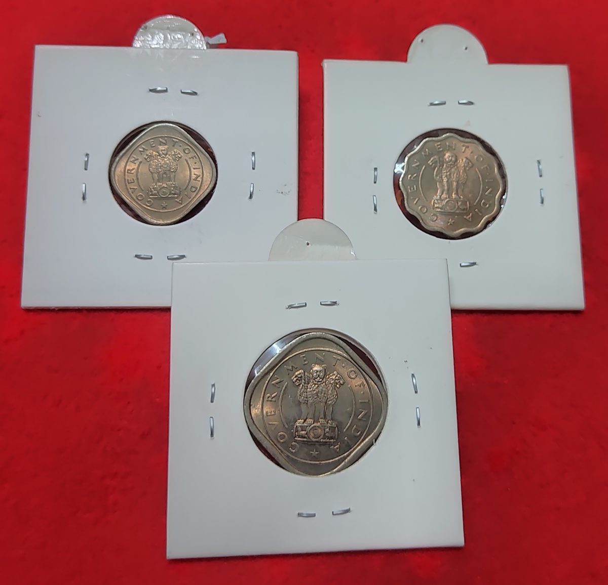 BULL SET 1950 BOMBAY MINT WITH GOLDEN LUSTER BRILLIANT UNCIRCULATED CONDITION (BU) 3 COIN SET - Image 2