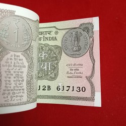 Alternative view of One Rs Bundle L Insert Finace Secretary MR. Ratan P. Watal Year 2016 Year Issue Gem Unc Condition Republic of India
