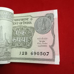 Alternative view of One Rs Bundle L Insert Finace Secretary MR. Ratan P. Watal Year 2016 Year Issue Gem Unc Condition Republic of India 690501