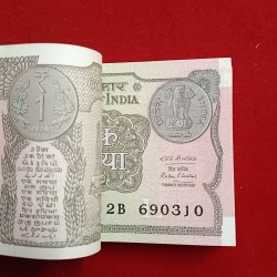 Alternative view of One Rs Bundle L Insert Finace Secretary MR. Ratan P. Watal Year 2016 Year Issue Gem Unc Condition Republic of India 690301