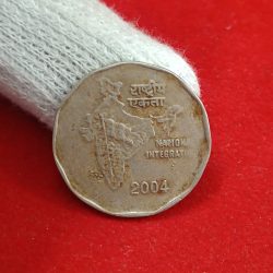 Alternative view of Two Rs Copper Nickel Rare Coin 2004 Year Calcutta Mint Reserve Bank of India