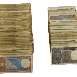 Alternative view of ONE RUPEE [200 Notes] and TWO RUPEES [300 Notes] Loose Notes Mixed Signatures & Prefix TOTAL "500" NOTES Lot are in Collectable Grades.
