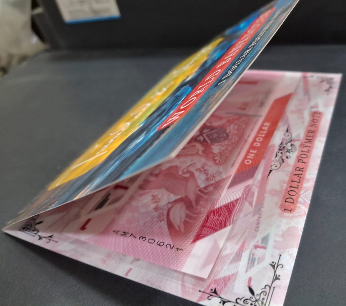 TRINIDAD AND TABAGO 1 DOLLAR POLIMER UNC NOTE WITH BEAUTIFUL PACKING - Image 4