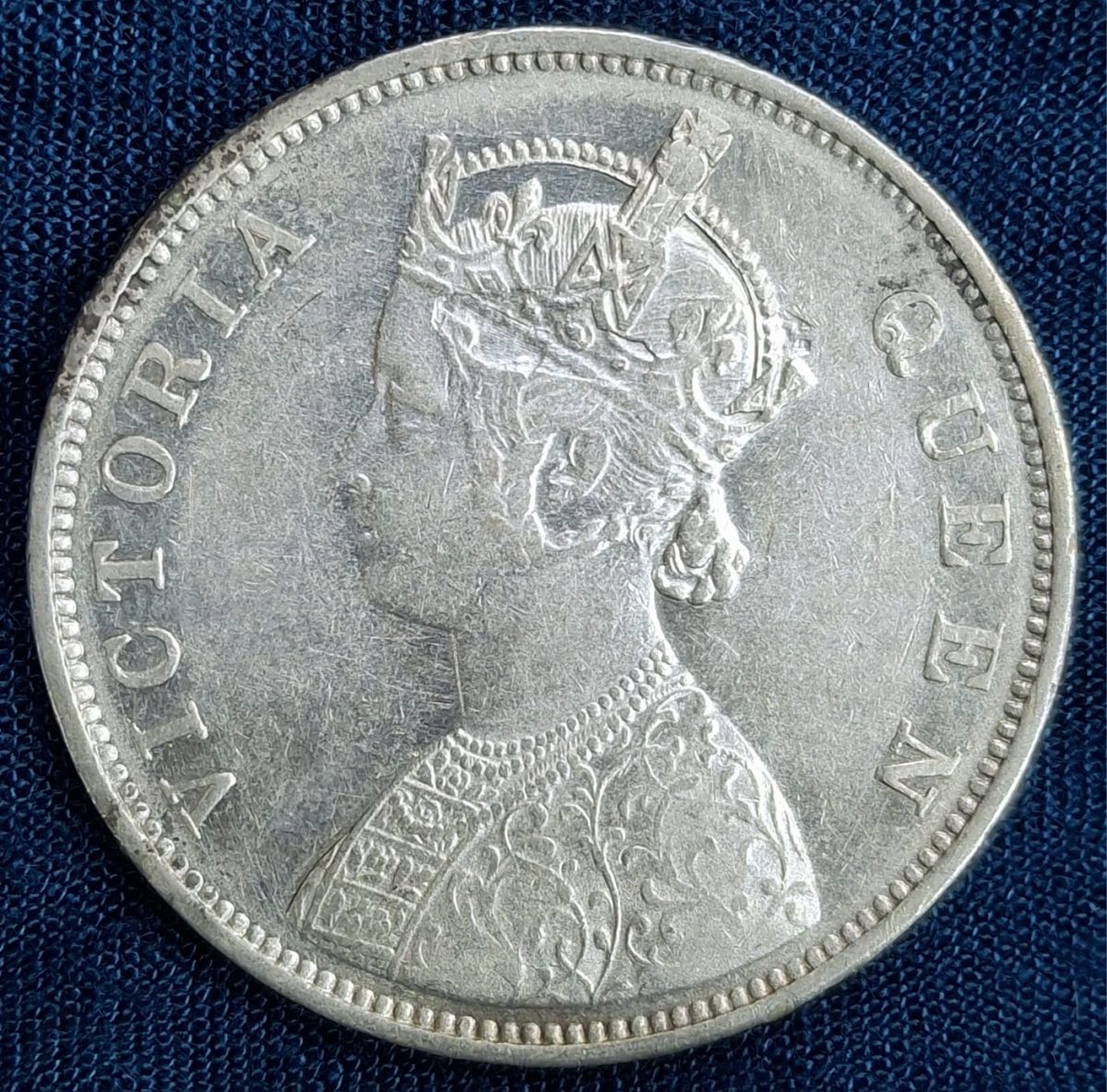 1862 ONE RUPEES VICTORIA BRITISH INDIA SILVER EXTREMELY RARE COIN #A-73 - Image 2