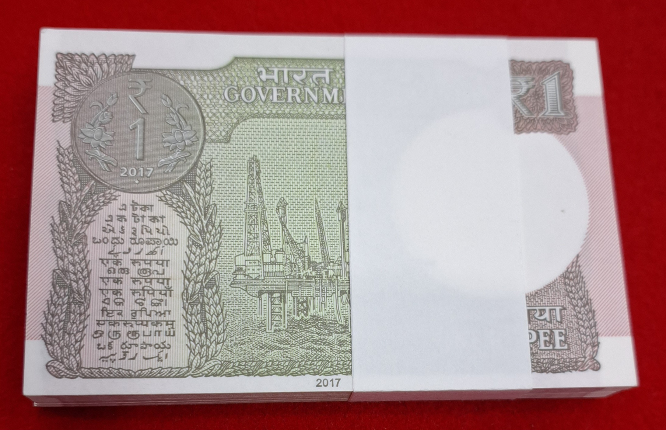 ONE RUPEE PACKET STARTING 420 GEM UNC CONDITION PACKET SERIAL NO. 420301 - Image 2