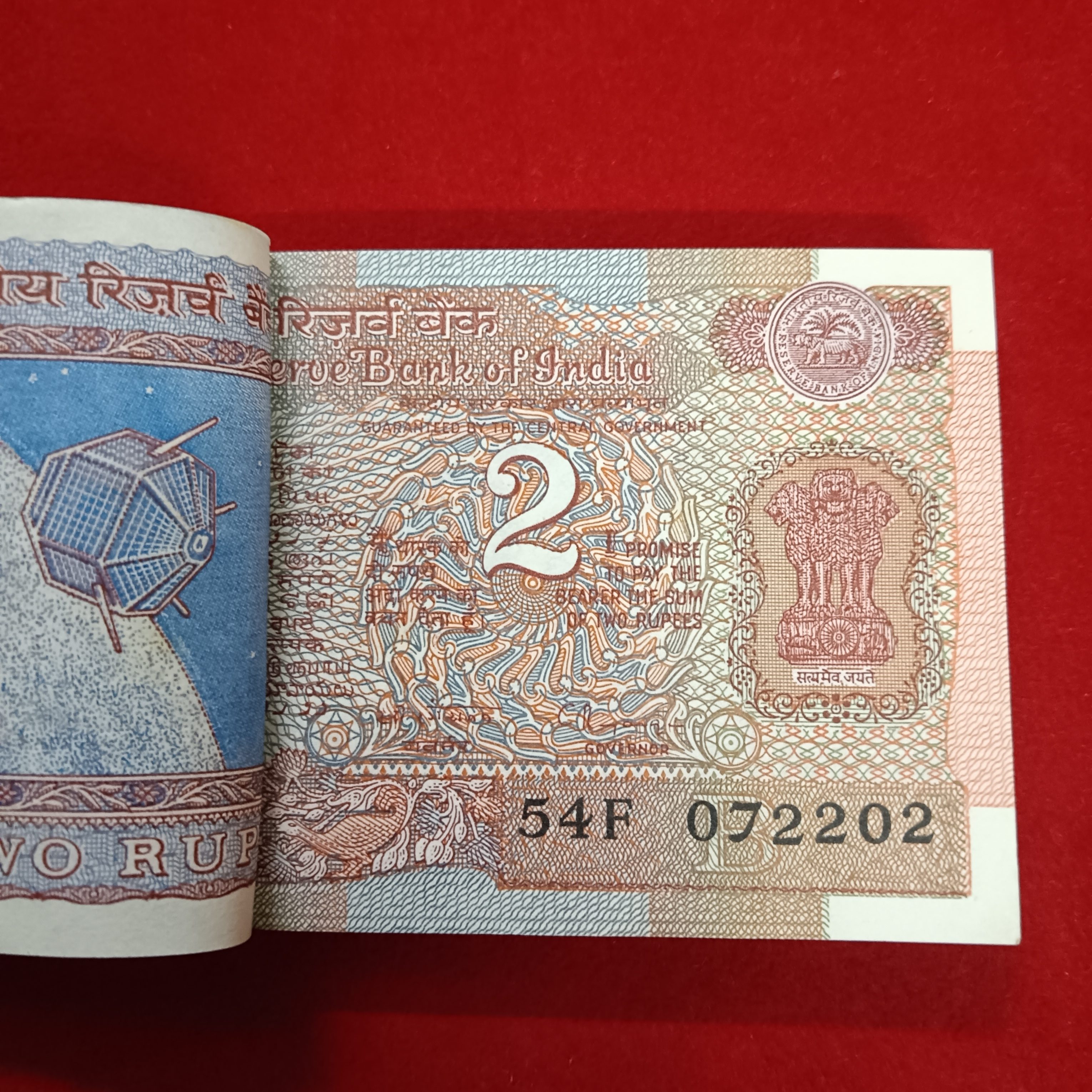 Two Rs Old Satalite Bundle Governor RN Malhotra Unc Condition 072201 - Image 2