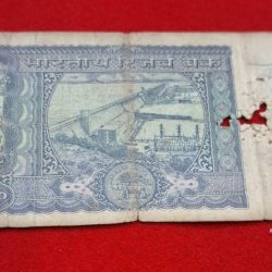 Alternative view of 100 RUPEE NOTE DAM ISSUE (USED) SERIAL NO. 700898
