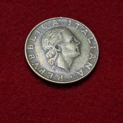 Alternative view of Italian 200 Lire coin